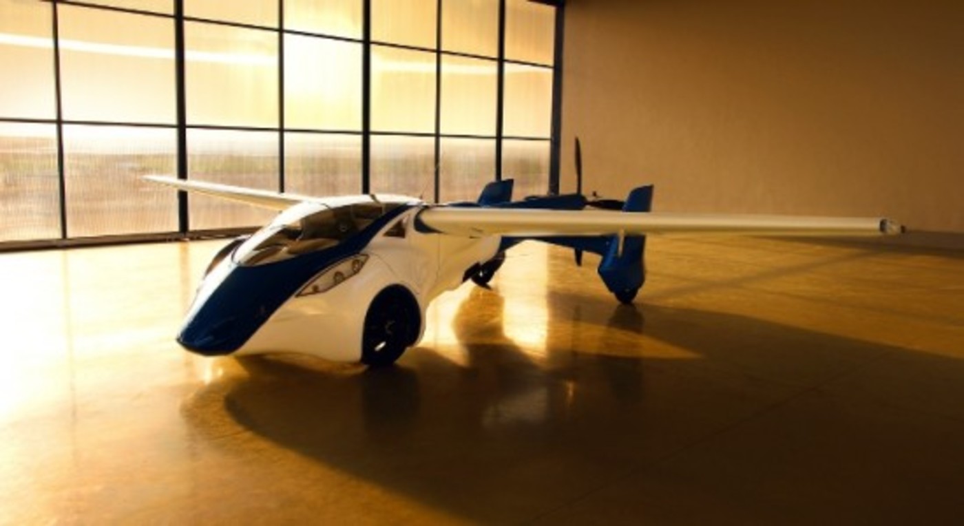 Aeromobil in hanger w1400