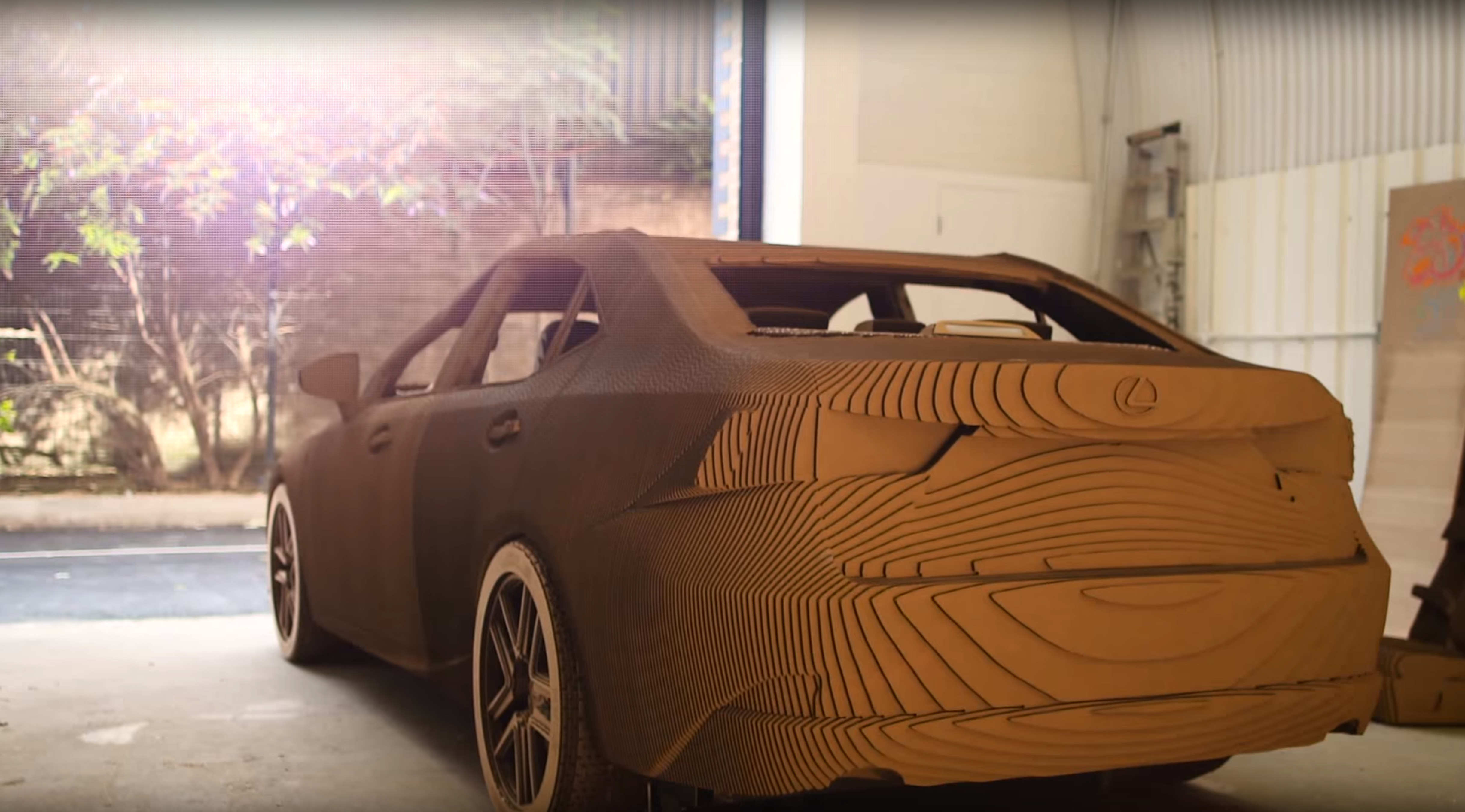 Lexus Construit Une Voiture En Carton Une Voiture