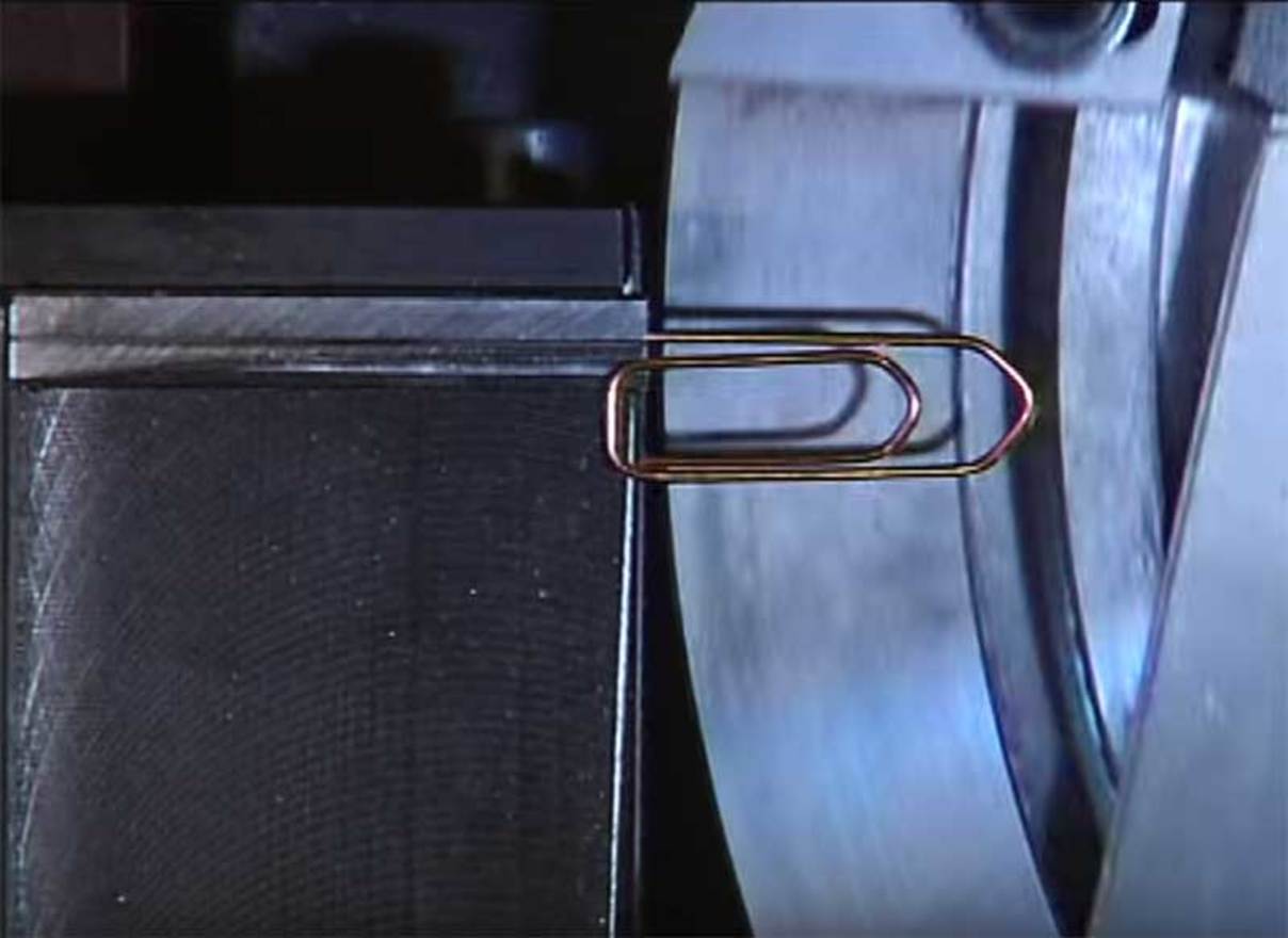 A paperclip machine w1400